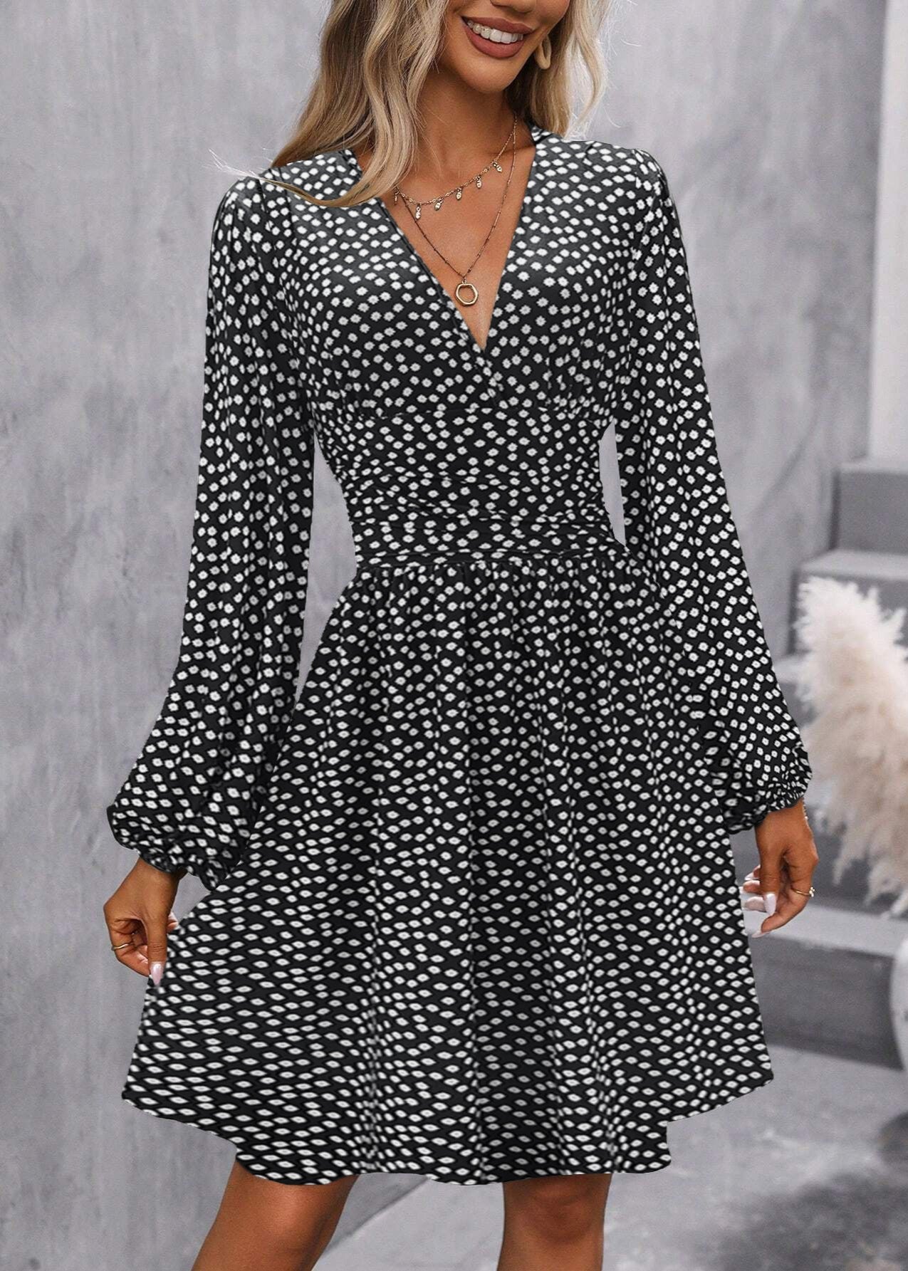 Juliette ~ Robe Courte Élégante à Plis